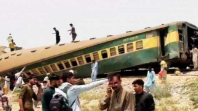 Photo of नहर के पास बिखरे शव, पलटी ट्रेन से जान बचाकर भागते लोग… पाकिस्तान ट्रेन हादसे के बाद दिखा ये खौफनाक मंजर