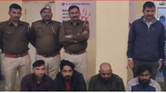 Photo of कॉलोनी के एक घर में रहती थी मर्दों की अच्छी खासी चहल पहल, पुलिस ने मारा छापा तो देखकर रह गई सन्न